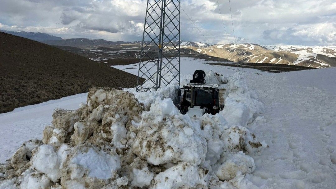 İran sınırında 3 metreyi aşan karda yol açma çalışması