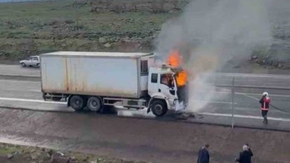Seyir halindeki kamyon bir anda alev aldı