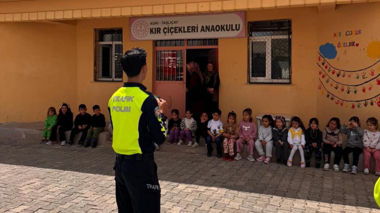 Taşlıçay’da minik öğrencilere trafik bilinci eğitimi verildi