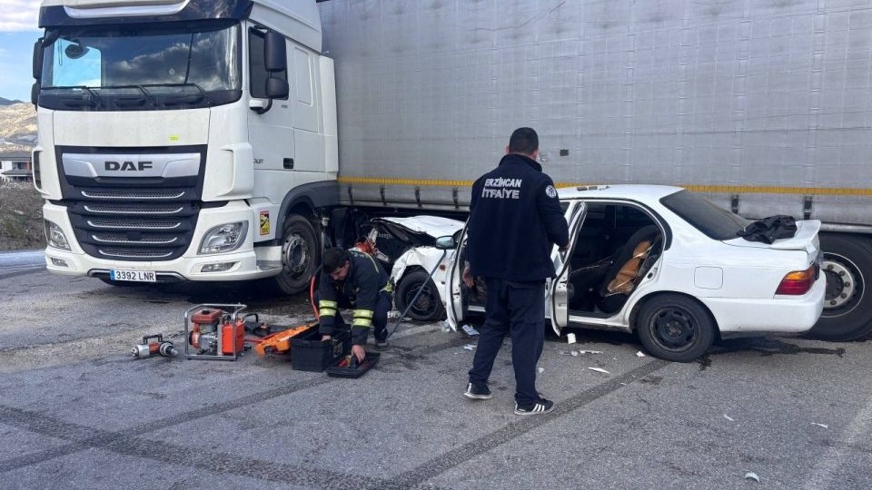 Tır ile otomobilin karıştığı kazada 2 kişi yaralandı