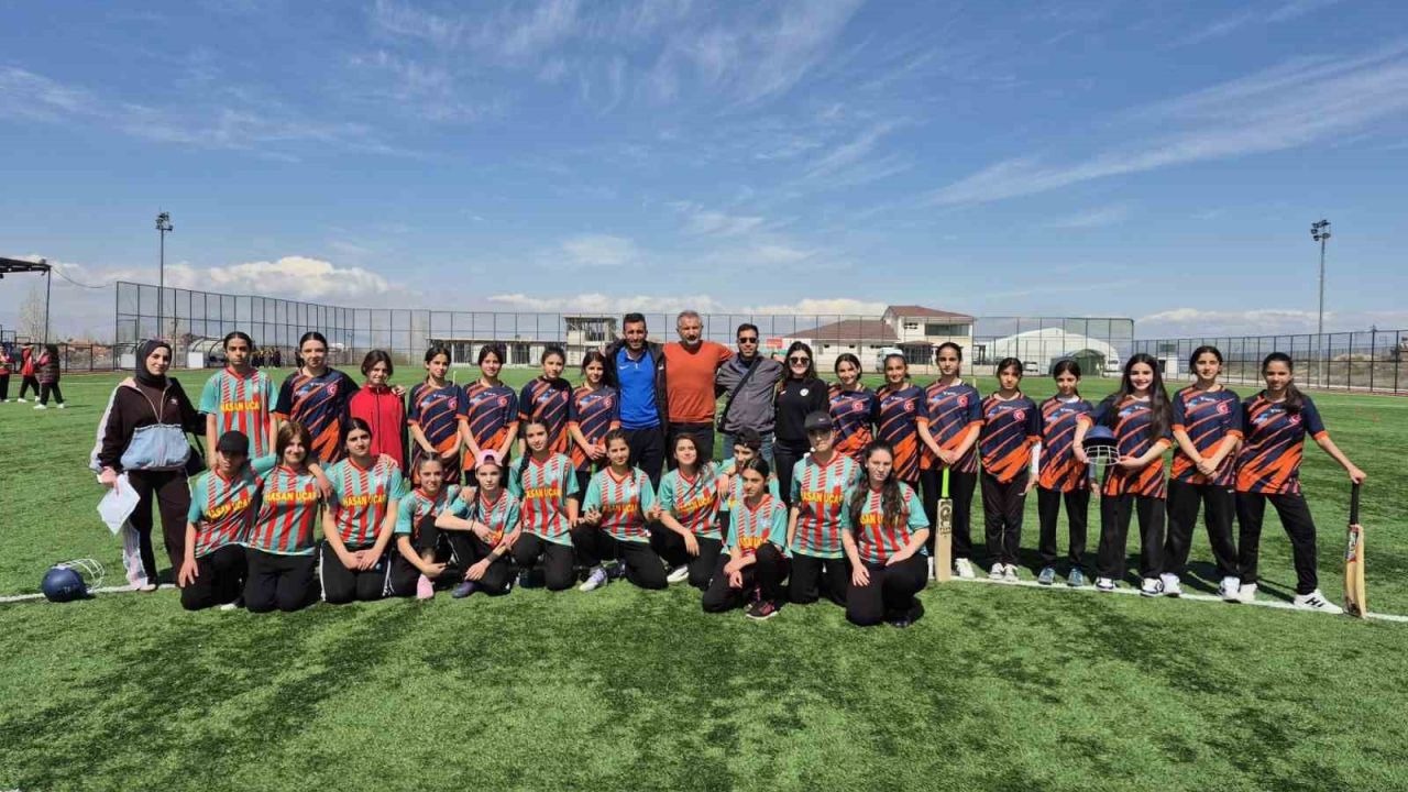 Van Fevzi Geyik Ortaokulu 8 branşta bölge finallerine yükseldi