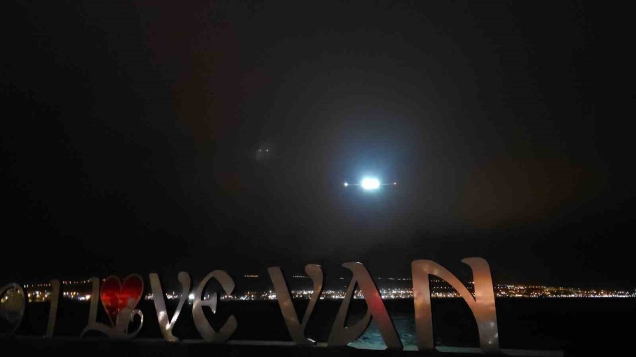 Van’da hava tarfiğine fırtına engeli; 2 uçak Erzurum’a yönlendirildi