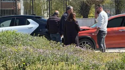 Van’da İki Otomobil Çarpıştı: Araçlarda Maddi Hasar Oluştu