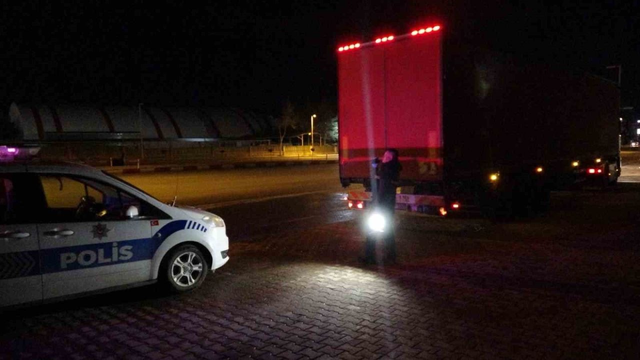Yol kenarında yaralı bulunan şahıs, hastanede hayatını kaybetti