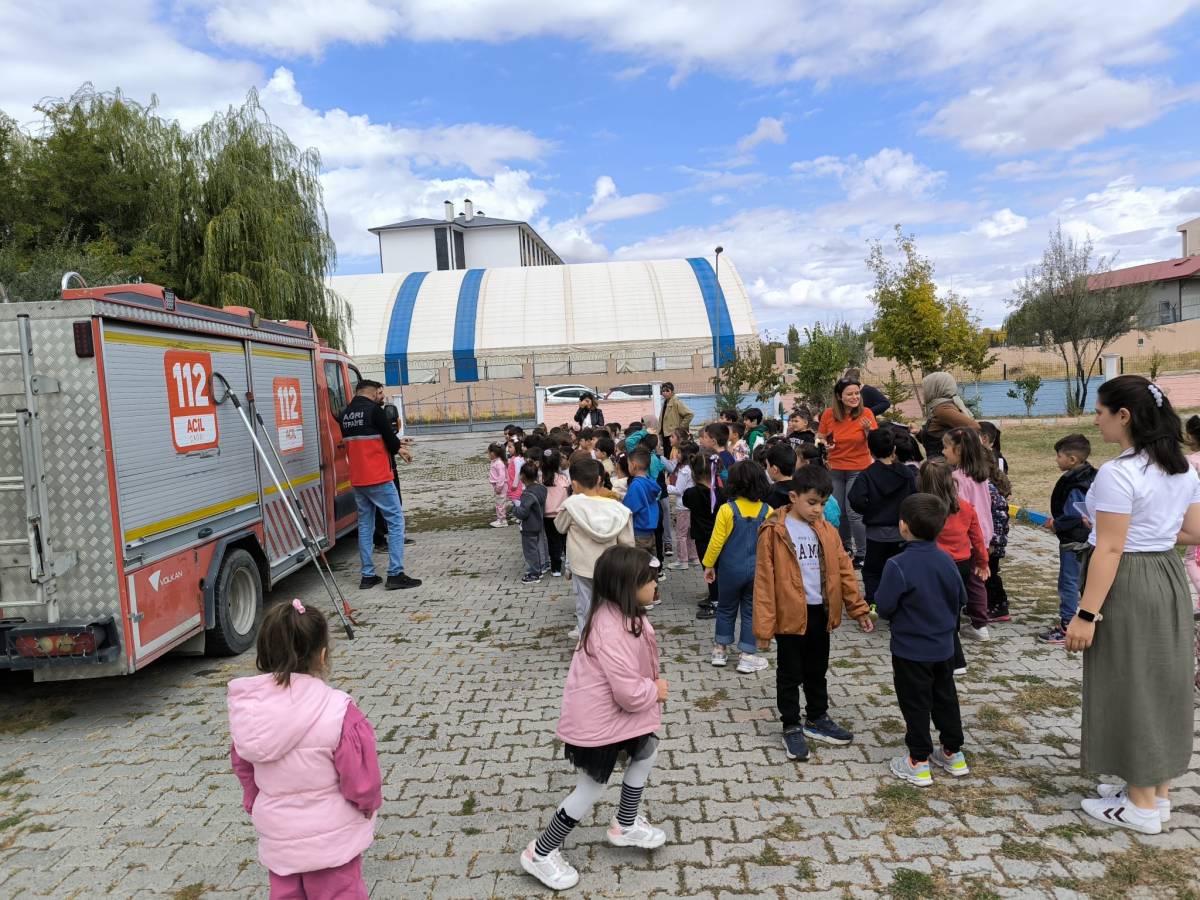 Ağrı’da minik öğrencilere yangın güvenliği eğitimi