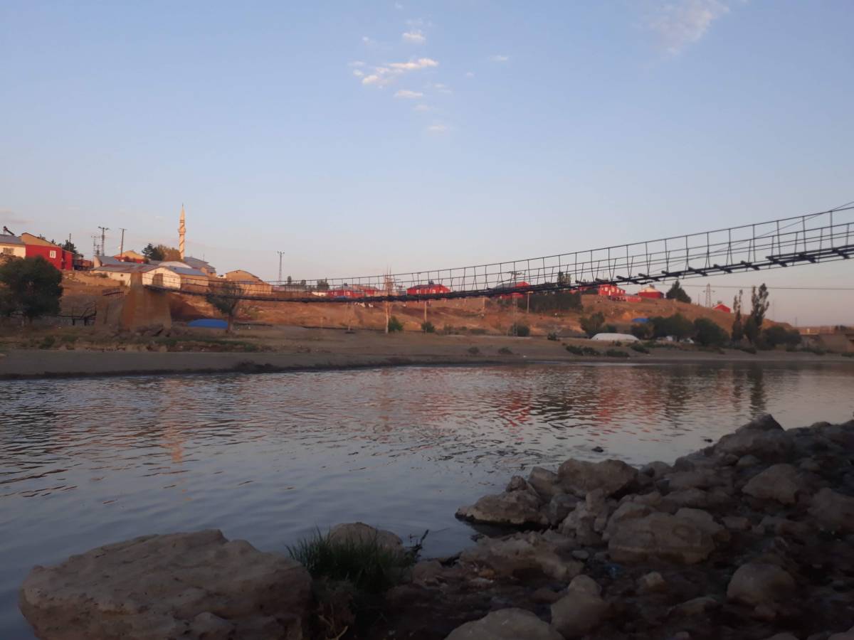 Ağrı’nın 64 Yıllık Asma Köprüsü Yıllara Meydan Okuyor
