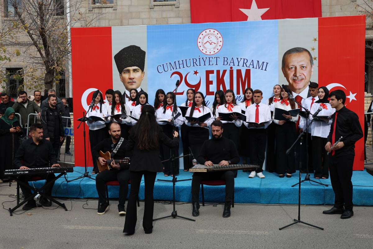 Vali Koç: “Cumhuriyet, Milletimizin Yeniden Doğuşunun Sembolüdür”