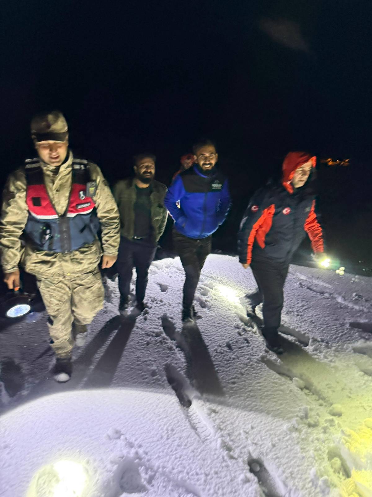 Ağrı’da kara saplanan araçtaki 2 kişi kurtarıldı