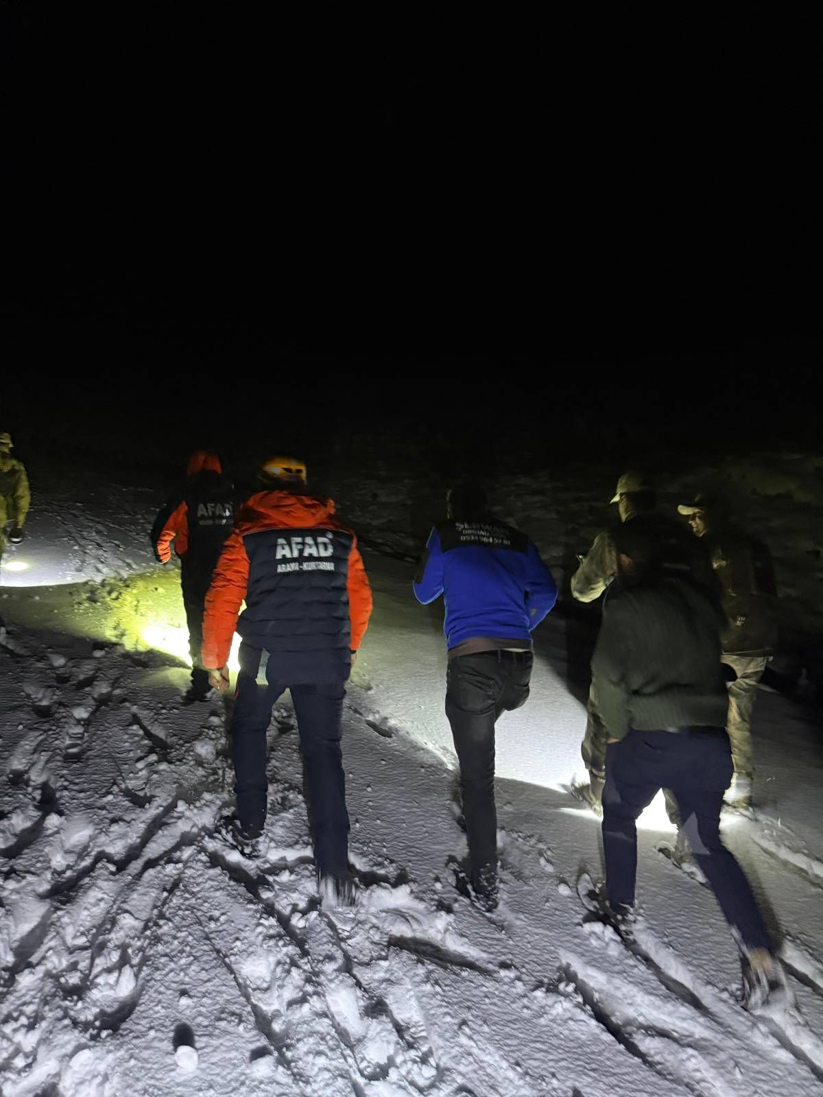 Ağrı’da kara saplanan araçtaki 2 kişi kurtarıldı