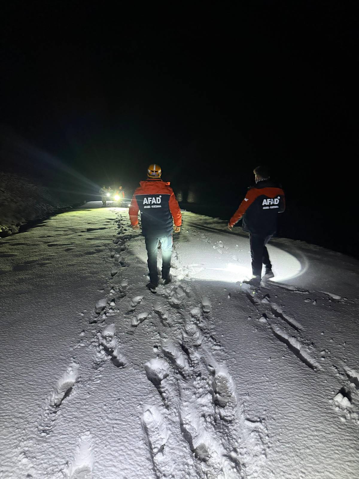 Ağrı’da kara saplanan araçtaki 2 kişi kurtarıldı