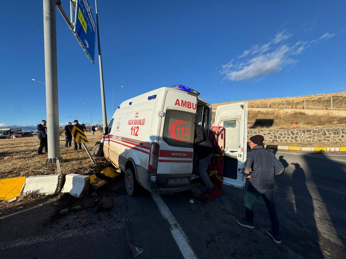 Ağrı’da ambulans ile kamyonet çarpıştı: 6 yaralı