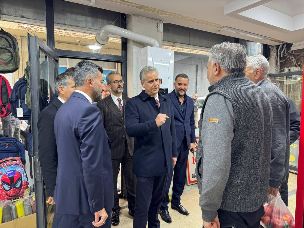 AK Parti Genel Başkan Yardımcısı Yalçın Ağrı’da esnafı ziyaret etti