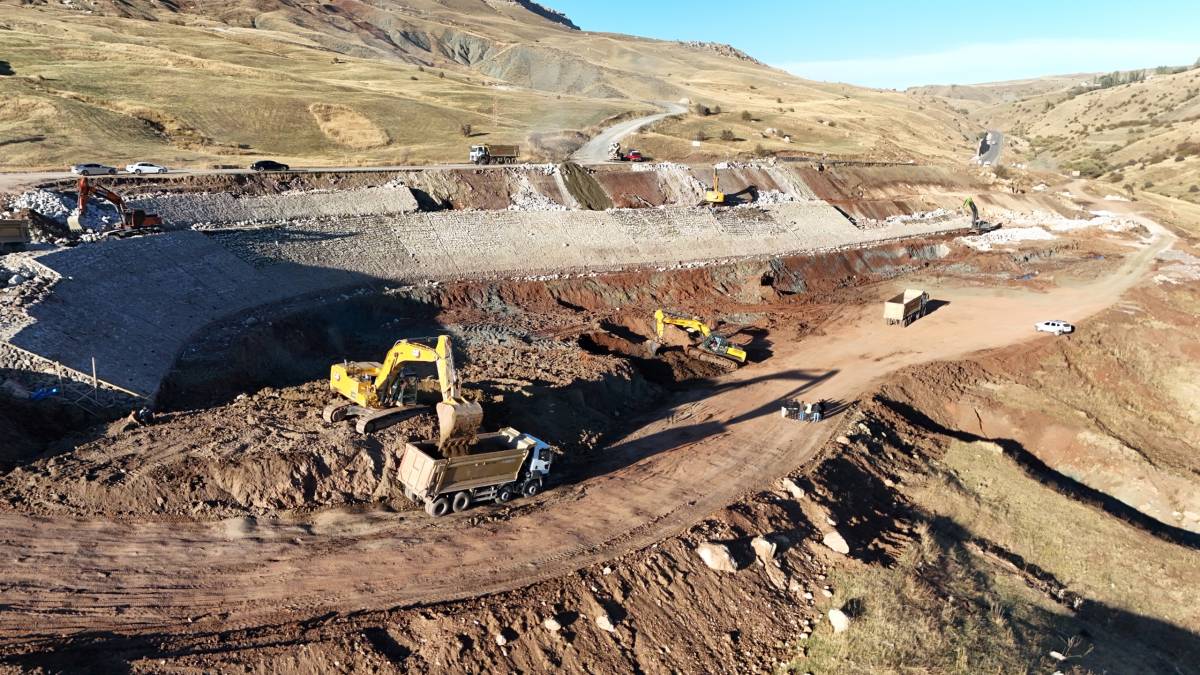 Ağrı-Kars Karayolunda çalışmalar sürüyor