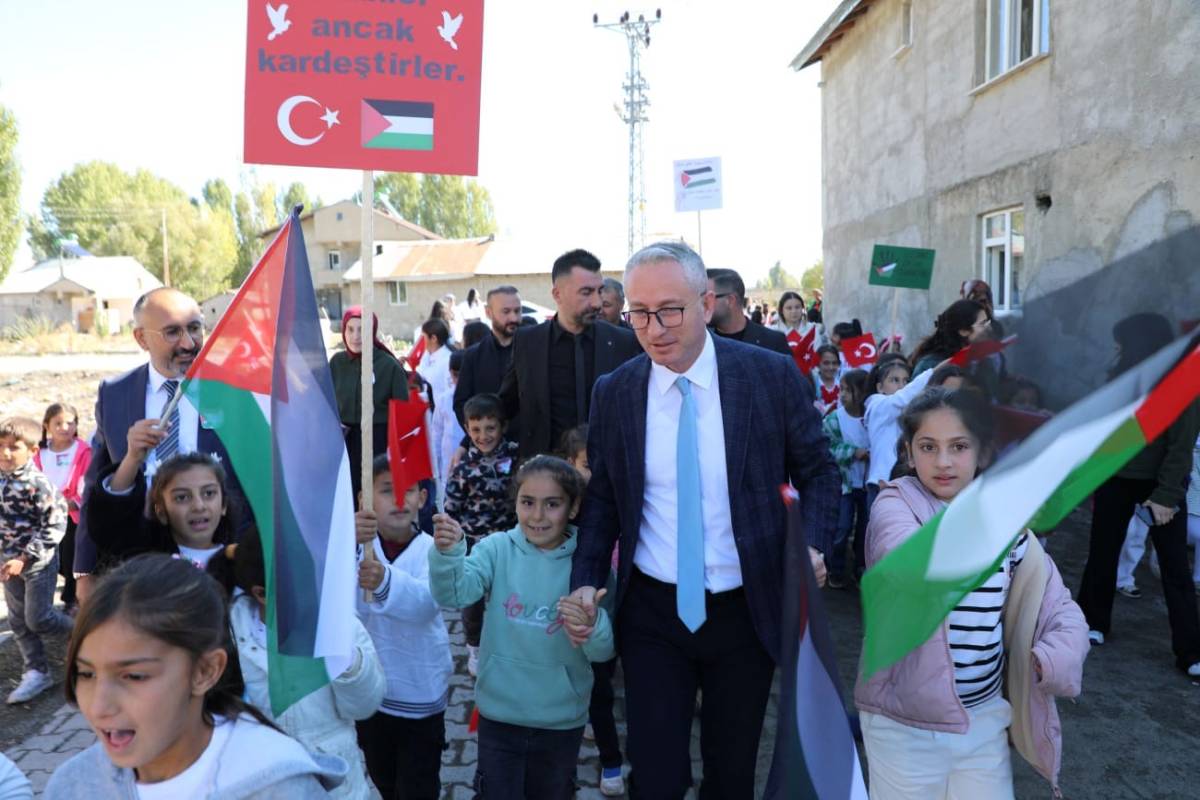 Minik yüreklerden Gazze’ye umut yürüyüşü
