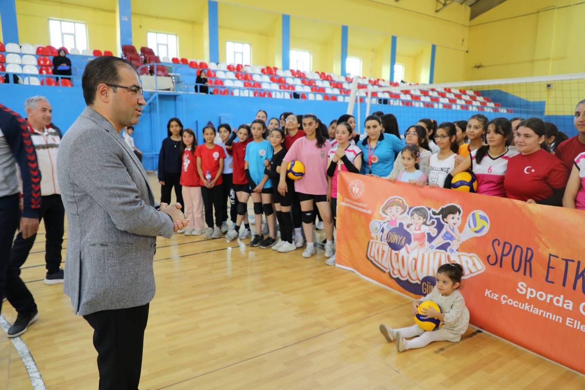 Ağrı’da Dünya Kız Çocukları Günü, voleybol sahasında kutlandı