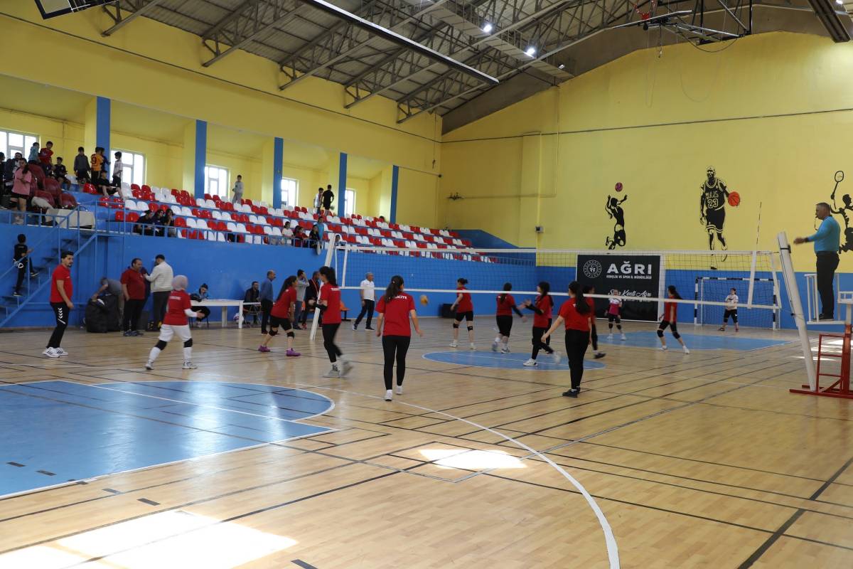 Ağrı’da Dünya Kız Çocukları Günü, voleybol sahasında kutlandı