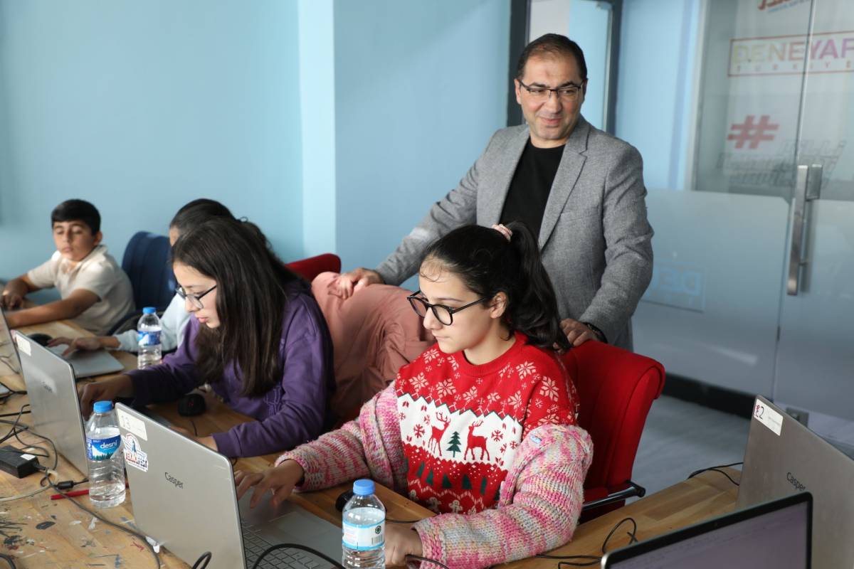 Ağrı Gençlik Merkezi Deneyap Atölyesi’nde genç mucitlerle buluşma