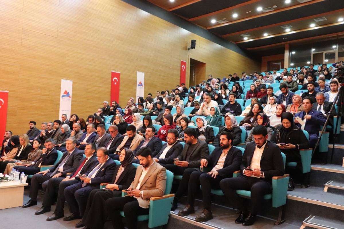 Ağrı’da ‘Dünya Düzeni ve Türkiye’ programına yoğun ilgi