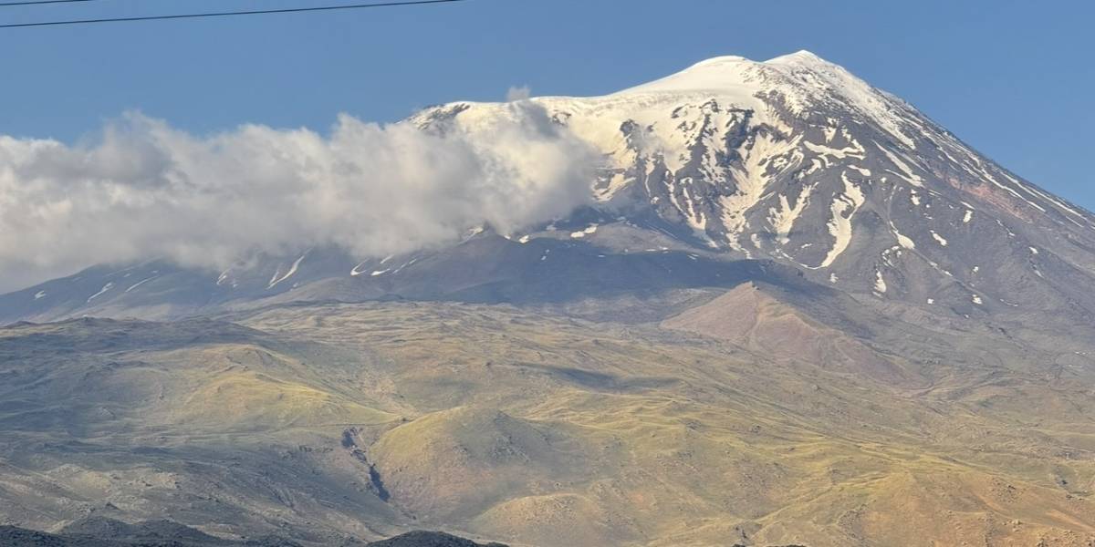 Ağrı Dağı yeniden beyaza büründü: Dağcılar kar fırtınasında zor anlar yaşadı