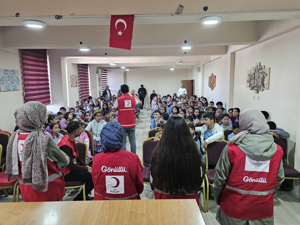 Ağrı’da Kızılay Gönüllülerinden Öğrencilere Temel İlkyardım Eğitimi Verildi