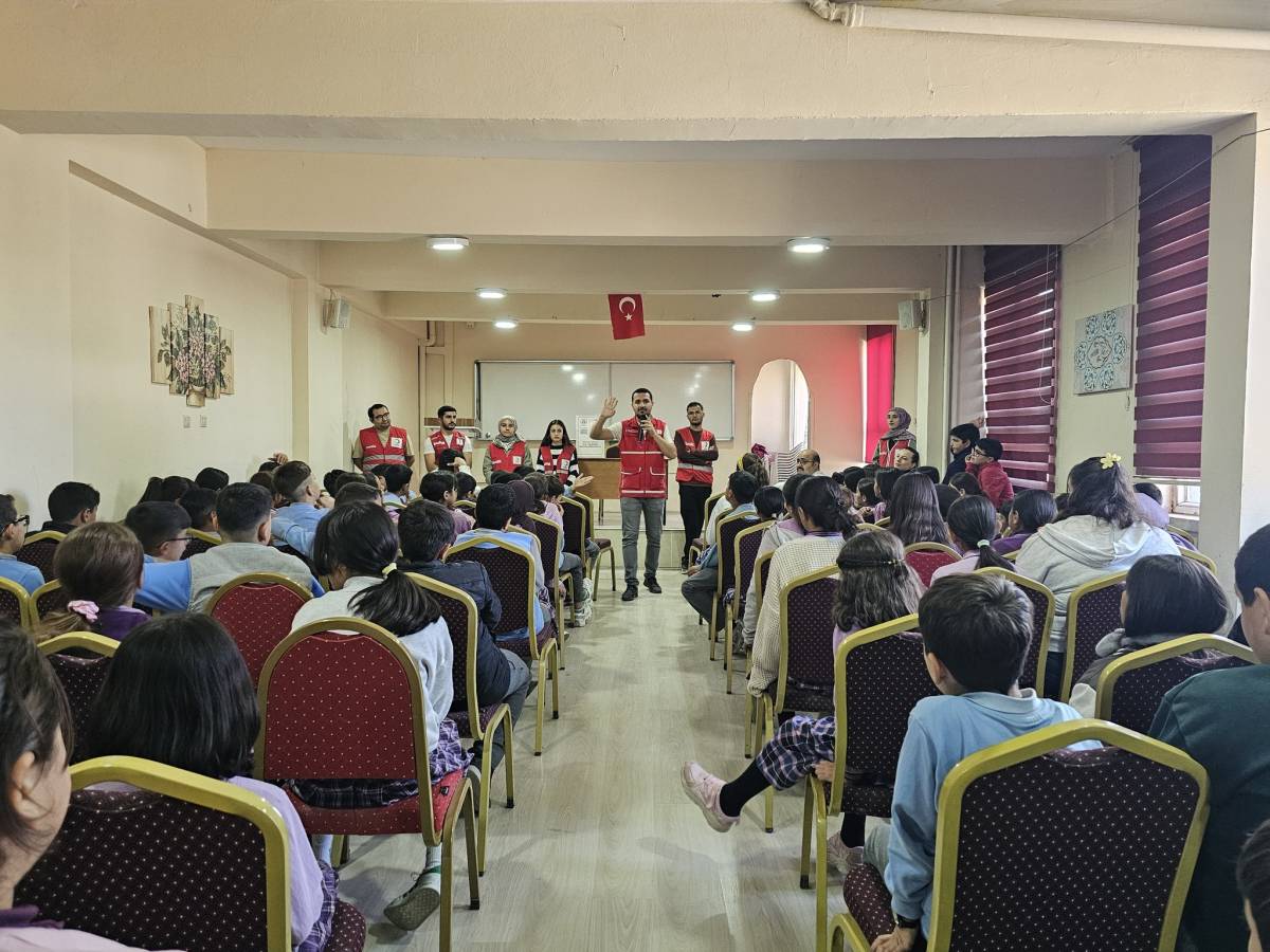 Ağrı’da Kızılay Gönüllülerinden Öğrencilere Temel İlkyardım Eğitimi Verildi