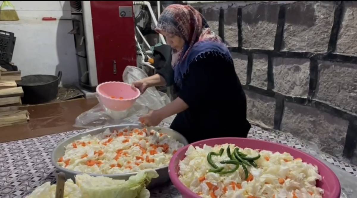 Ağrılı kadınlardan kışlık turşu mesaisi