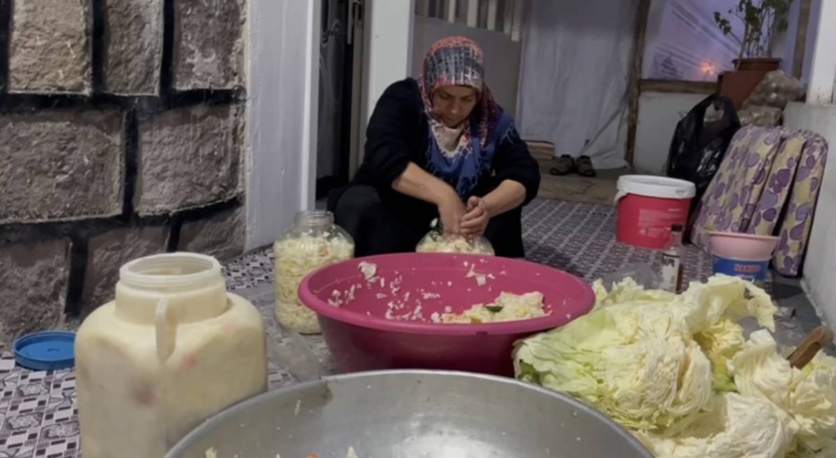 Ağrılı kadınlardan kışlık turşu mesaisi