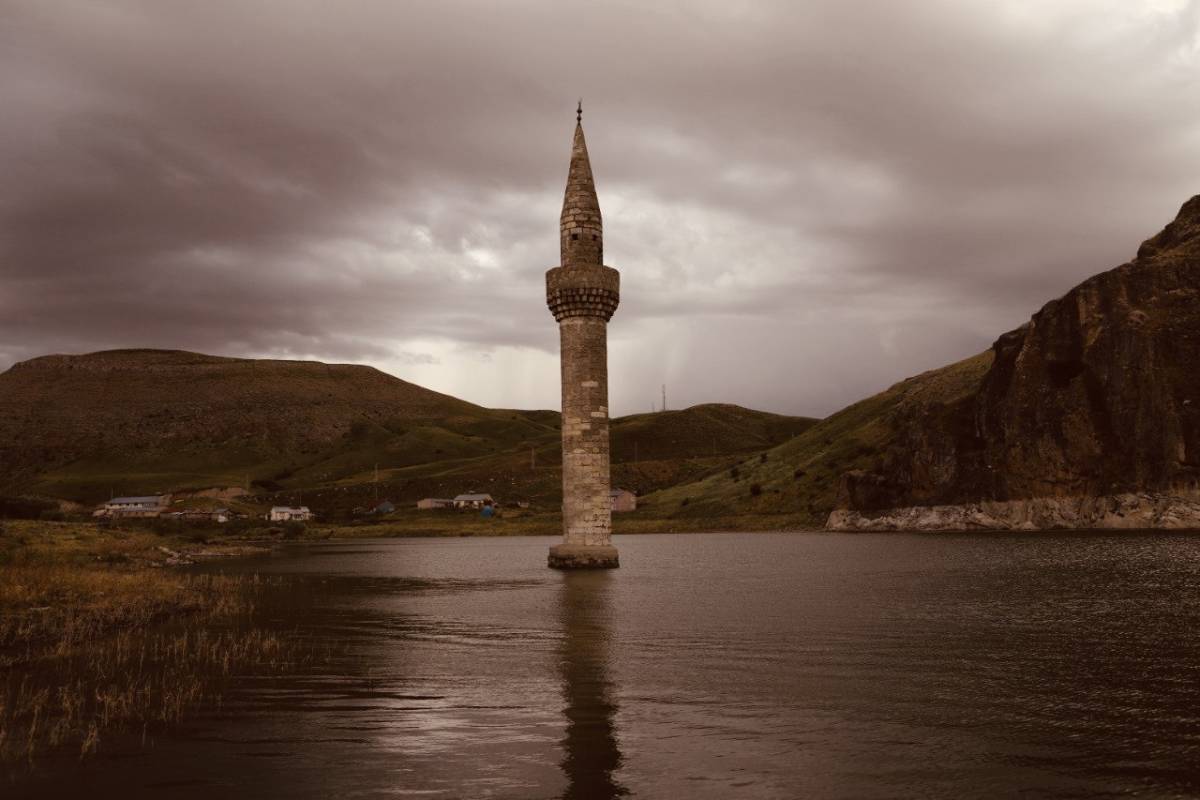 Baraj sularındaki minare sonbaharda büyüledi