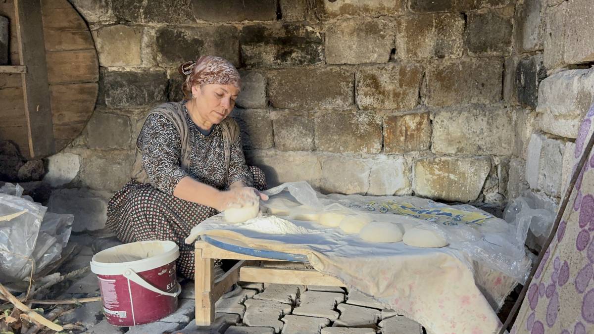 Ağrı’da Kadınlar Kışa Hazırlık İçin İmece Usulü Tandır Ekmeği Pişiriyor