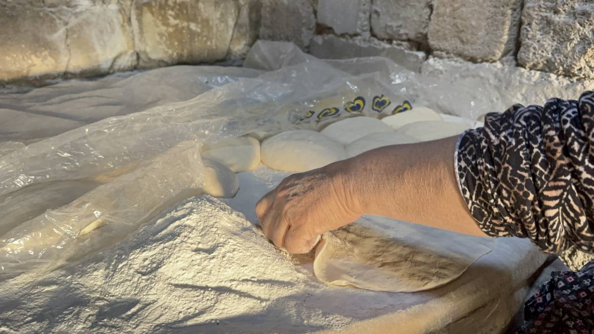 Ağrı’da Kadınlar Kışa Hazırlık İçin İmece Usulü Tandır Ekmeği Pişiriyor