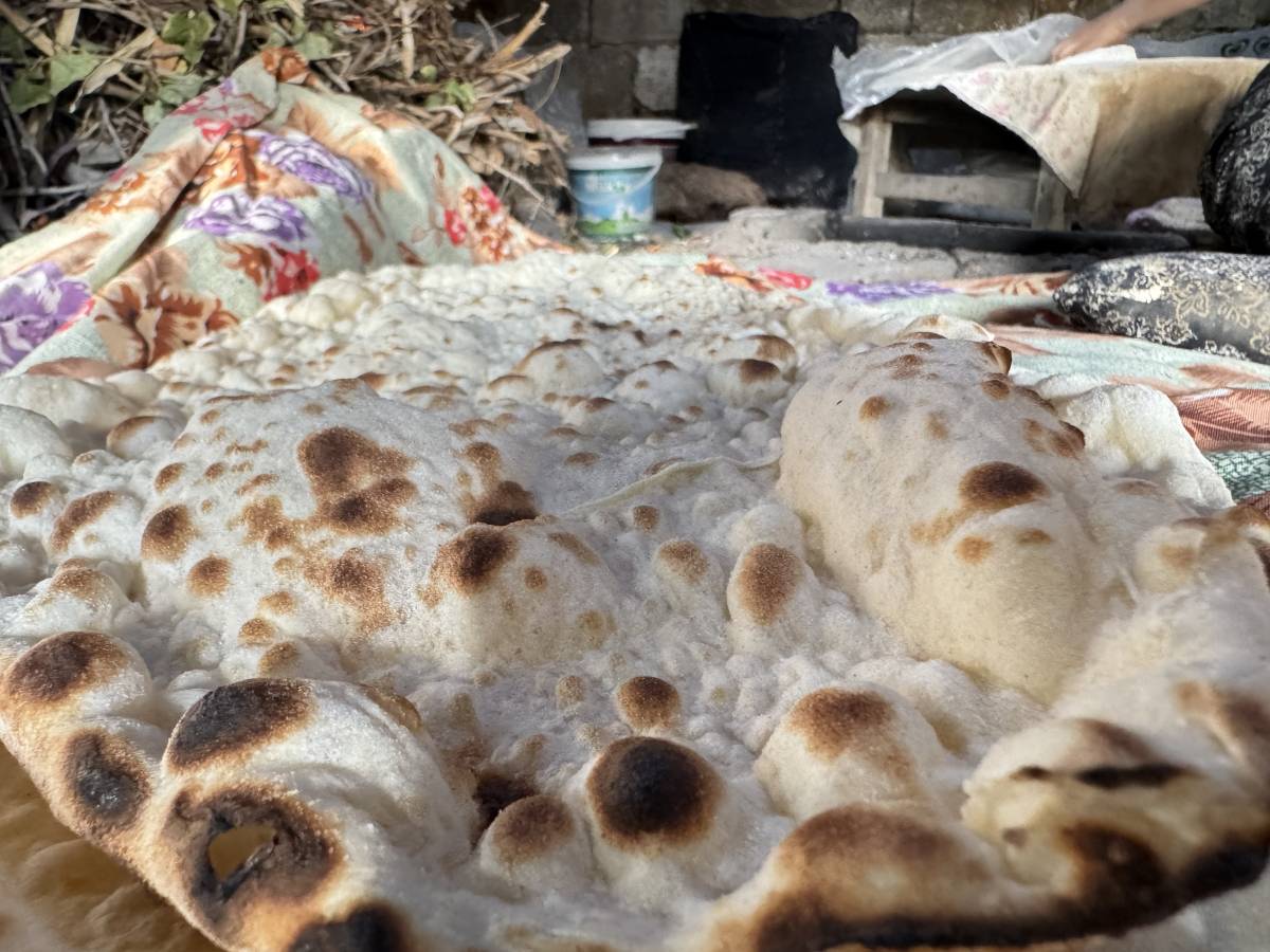 Ağrı’da Kadınlar Kışa Hazırlık İçin İmece Usulü Tandır Ekmeği Pişiriyor