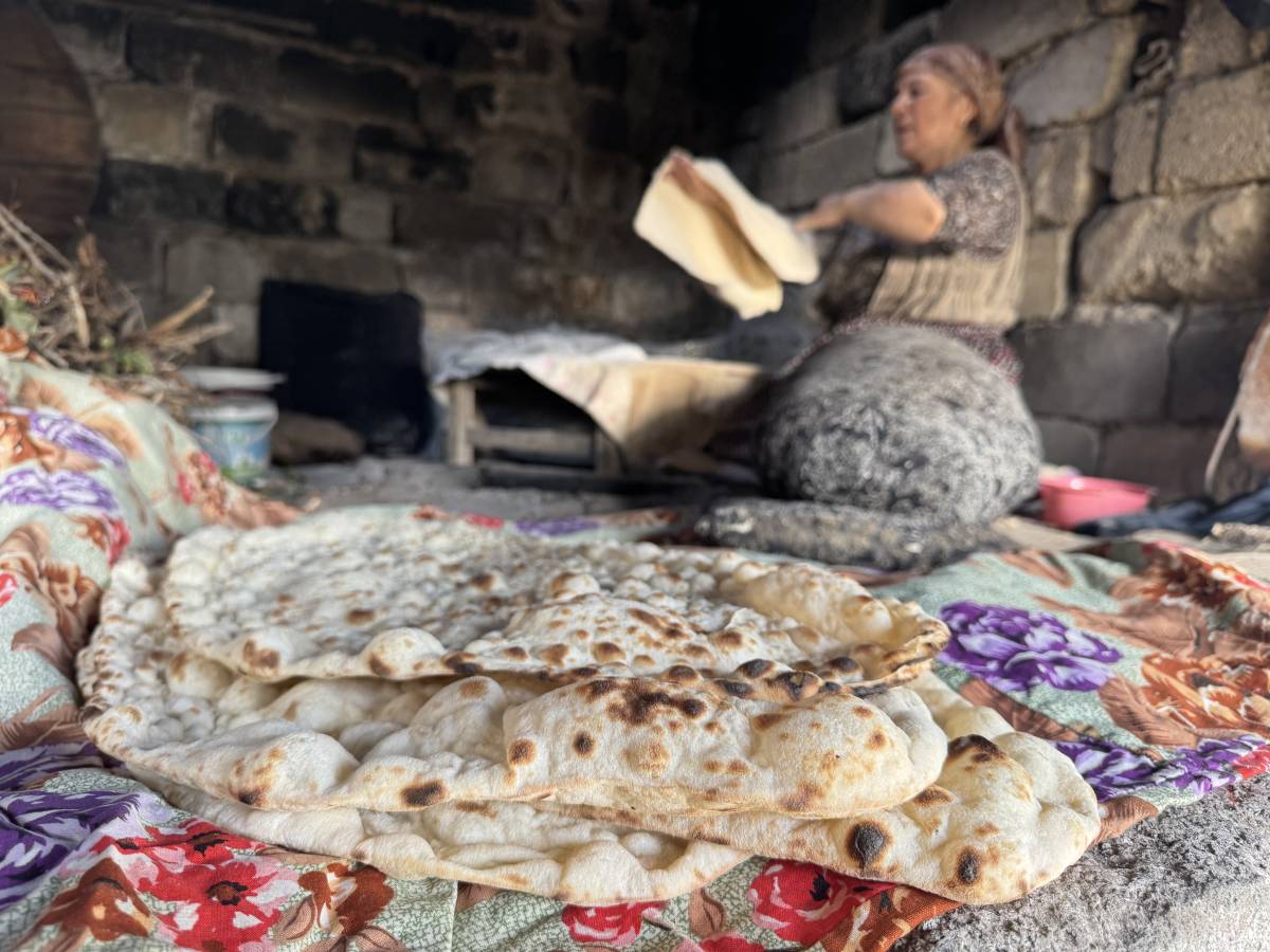 Ağrı’da Kadınlar Kışa Hazırlık İçin İmece Usulü Tandır Ekmeği Pişiriyor