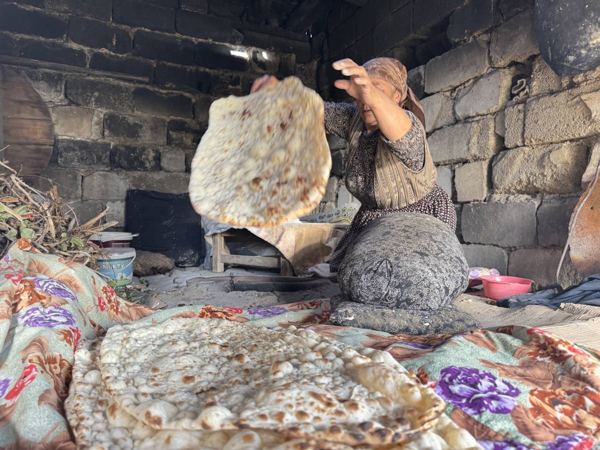 Ağrı’da Kadınlar Kışa Hazırlık İçin İmece Usulü Tandır Ekmeği Pişiriyor