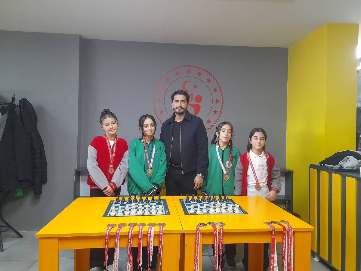 Eleşkirt’te Cumhuriyet Kupası Satranç Turnuvası tamamlandı