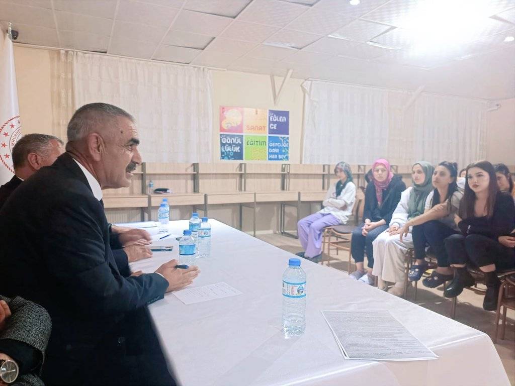 Eleşkirt’te Öğrencilerle Verimli İletişim Toplantısı Yapıldı