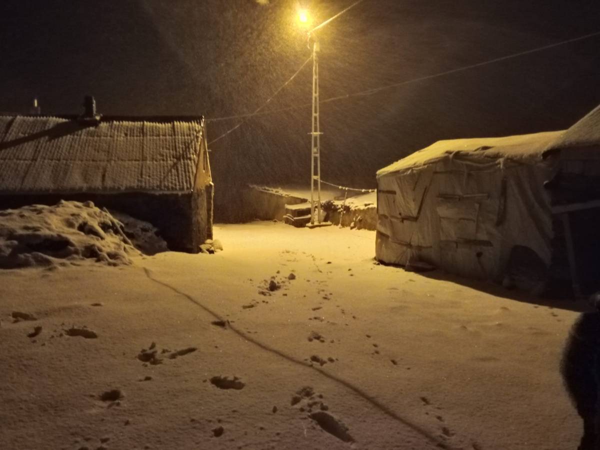 Taşlıçay’da Kar Yağışı Köyü Beyaz Örtüyle Kapladı
