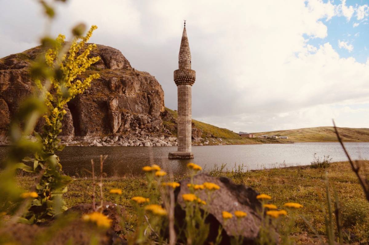 Baraj sularındaki minare sonbaharda büyüledi