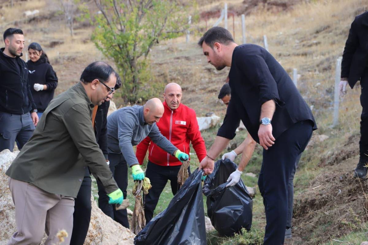 Doğubayazıt’ta İshak Paşa Sarayı Çevresinde Çevre Temizliği Etkinliği