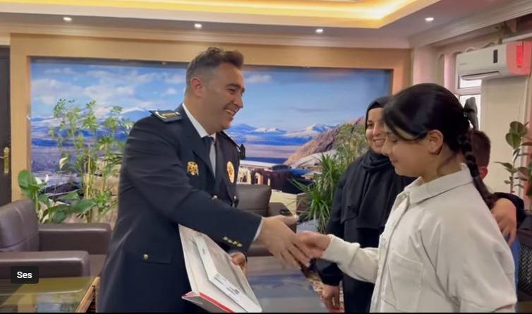 Küçük Asmin’in Büyük Duyarlılığı: Atatürk Büstünü Temizleyip Selamladı(Videolu Haber)