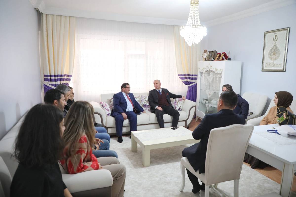 Ağrı’da Öğretmenler Günü’nde Emekli Öğretmene Sürpriz Ziyaret