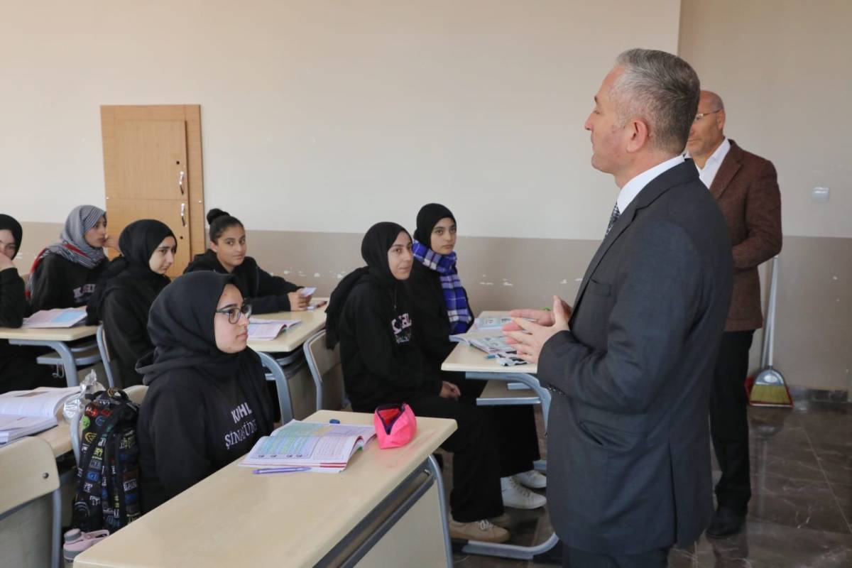 Sözünü tuttu, sınıfa sürpriz yaptı