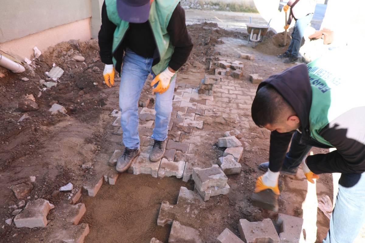 Erciş Belediyesi’nden Kışla Caddesi’nde Parke Yama Çalışması