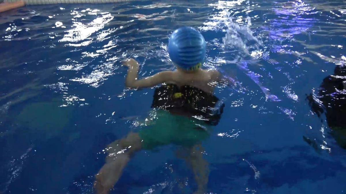 Ağrılı yüzücüler hedeflerine kulaç atıyor