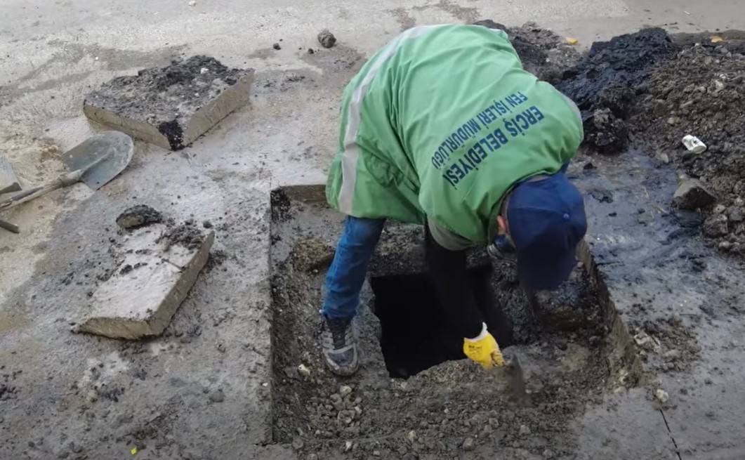 Erciş Belediyesi’nden Yağmur Suyu Izgaralarında Bakım ve Onarım Çalışması