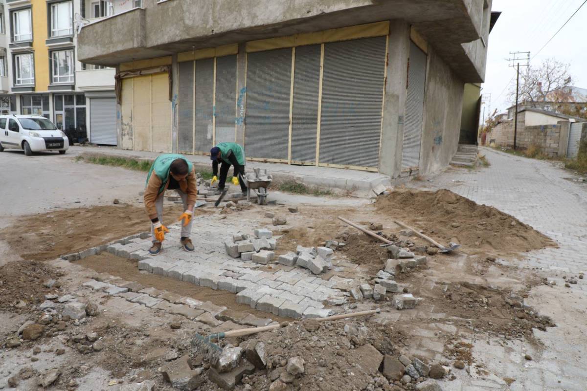 Erciş Belediyesi Bayazıt Mahallesinde Parke Yama Çalışması Yaptı