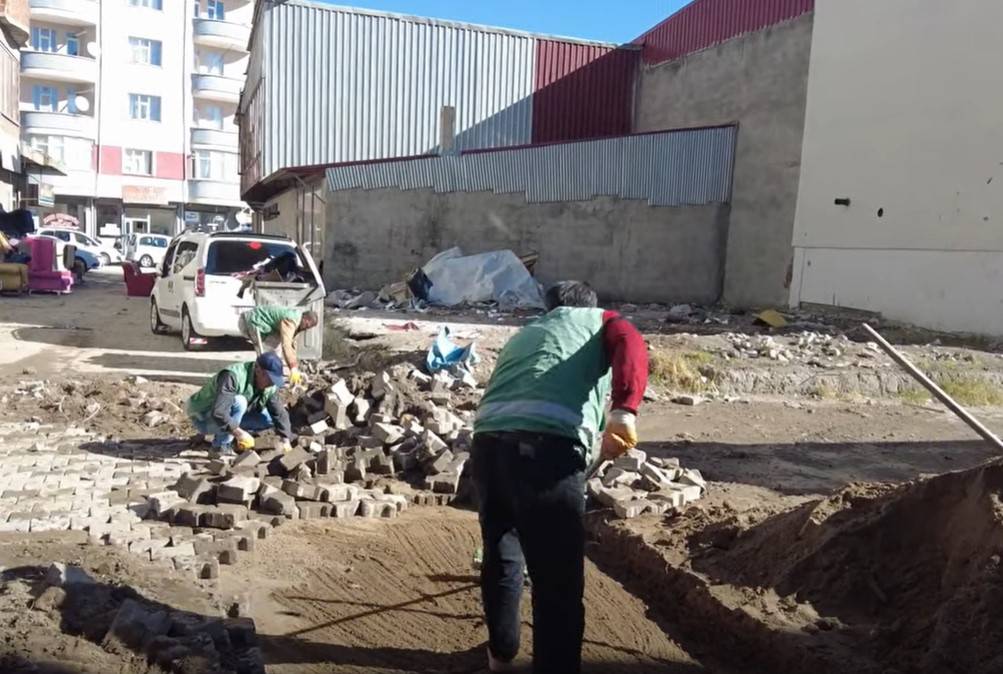 Erciş Belediyesi’nden Peynirciler Caddesi’nde Parke Yama Çalışması