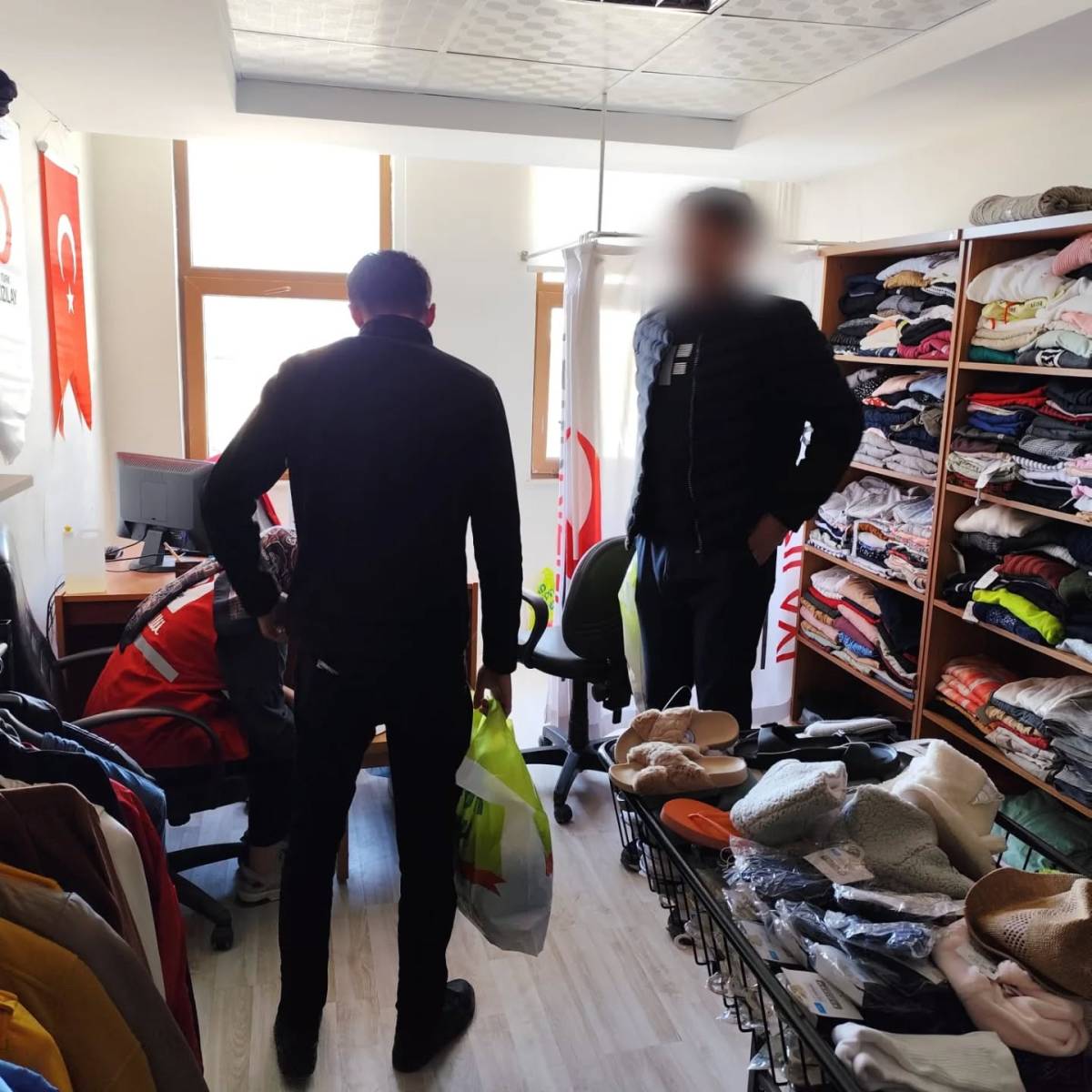 Patnos’ta Üniversite Öğrencilerine Giyim Desteği