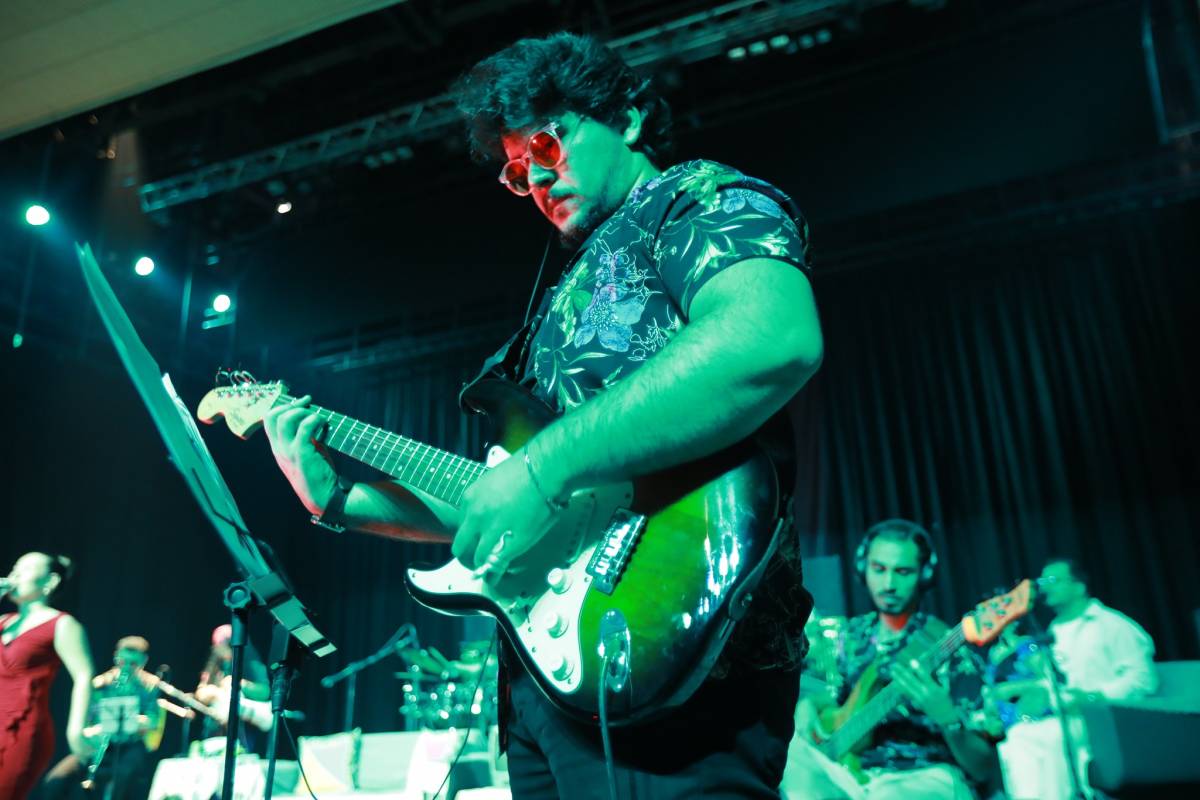 Erciş’te 24 Kasım’a Özel “90’lar Pop” Temalı Müzik Etkinliği Yoğun İlgi Gördü