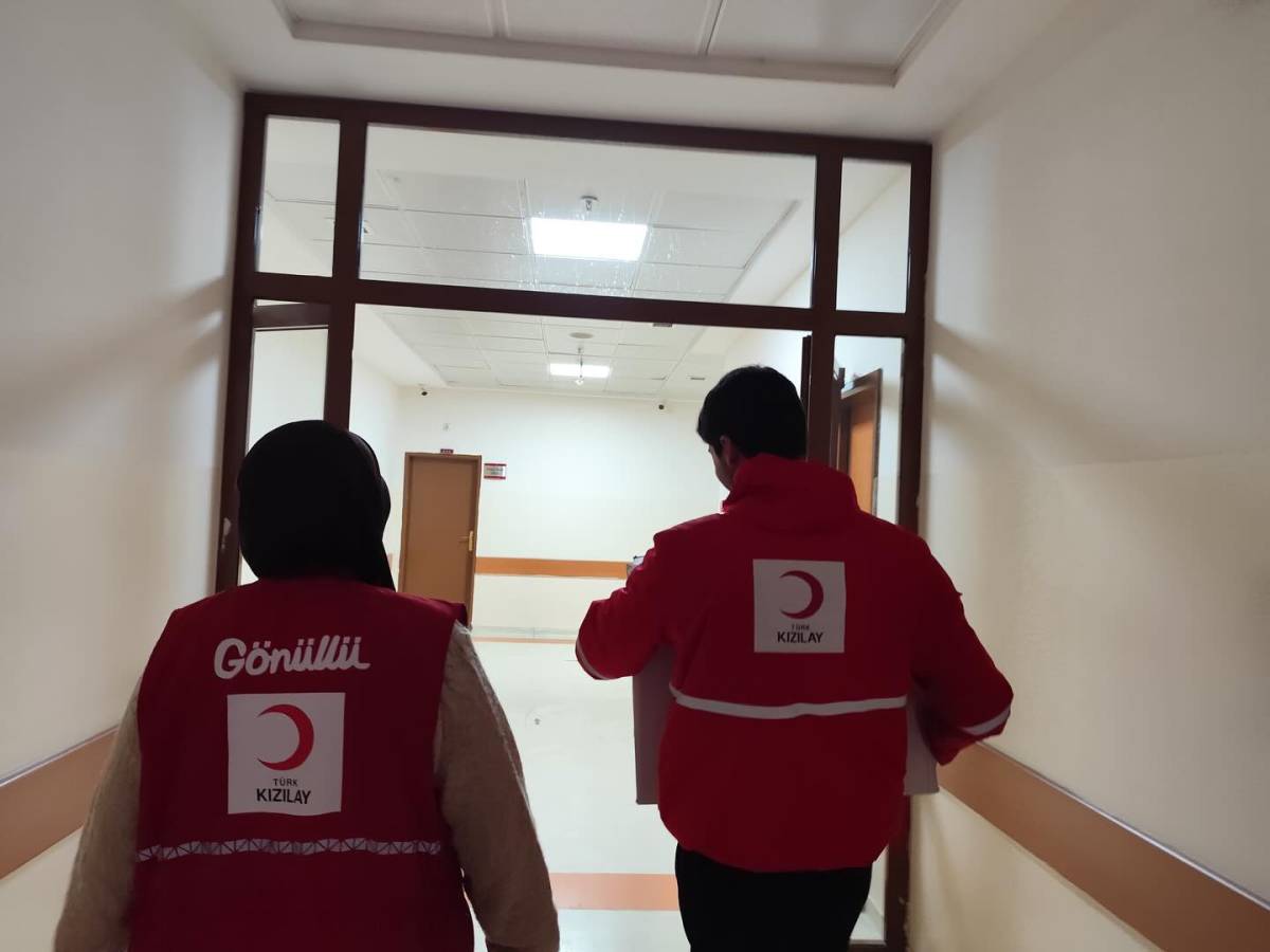 Kızılay Patnos'ta Sevgi Bohçası Dağıttı