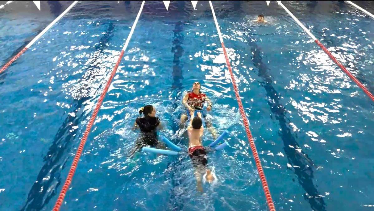 Ağrılı yüzücüler hedeflerine kulaç atıyor